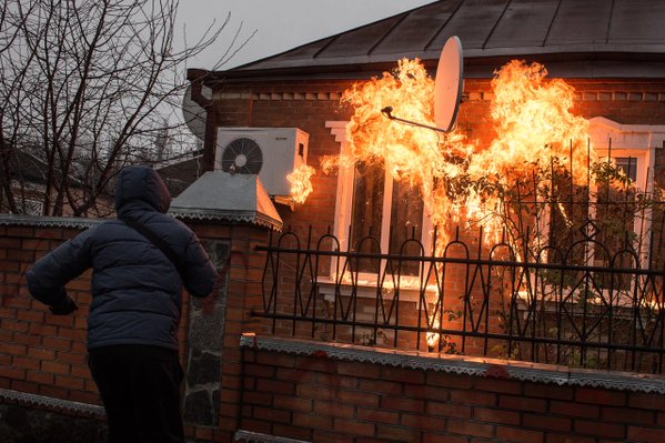 Харьковская область: дома полицейских забросали коктейлями Молотова