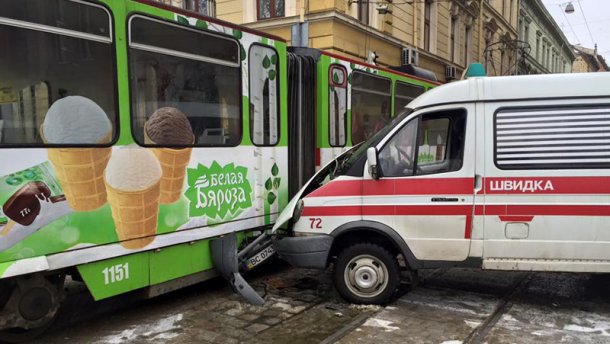 Во Львове «скорая помощь» столкнулась с трамваем