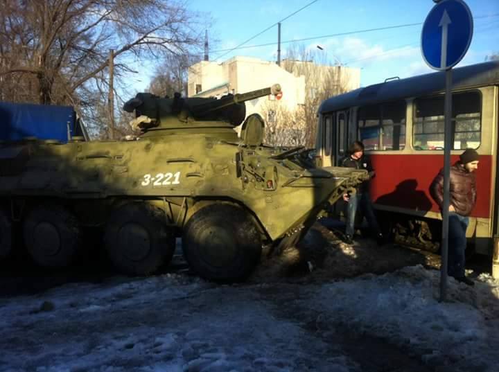 Днепропетровск: БТР врезался в трамвай