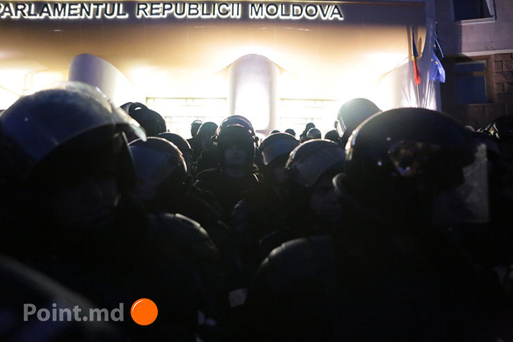 Протестующие в Кишиневе ворвались в парламент
