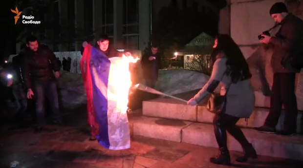 В Черкассах во время факельного марша сожгли флаг РФ