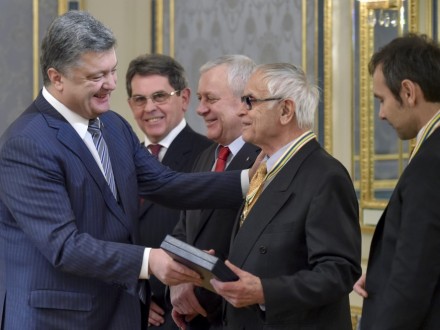 Порошенко наградил граждан Украины по случаю Дня Соборности