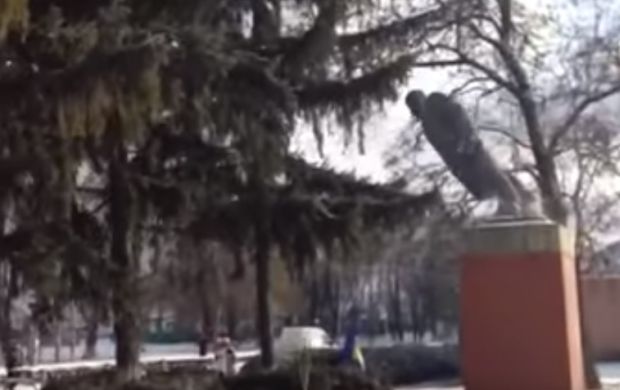 В Полтавской области снесли памятник Ленину (видео)