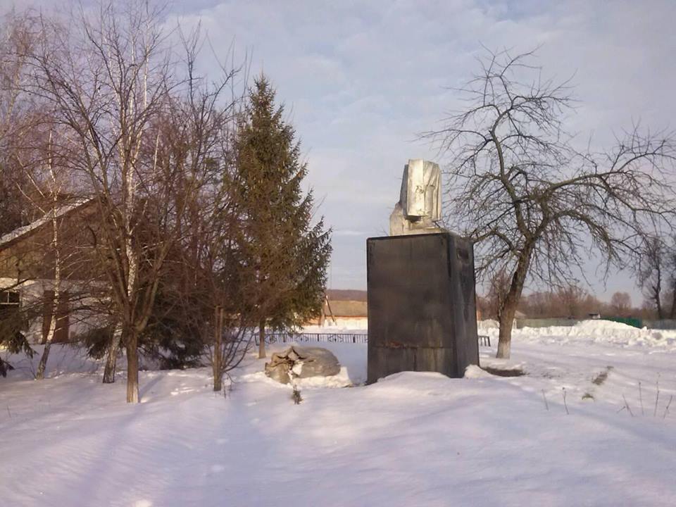 В Полтавской области снесли три памятника времен СССР