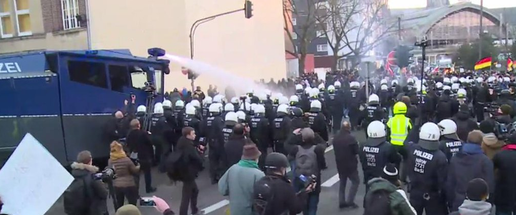 Кельн: полиция применила водометы