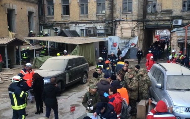 Видео: Спасательные работы на улице Хмельницкого в Киеве