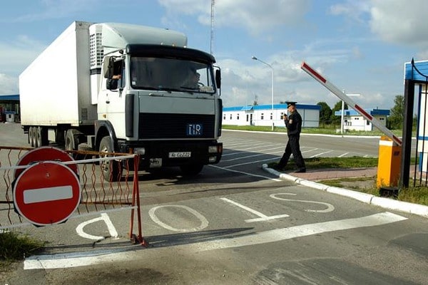 Кабмин запретил транзит российских грузовиков по территории Украины