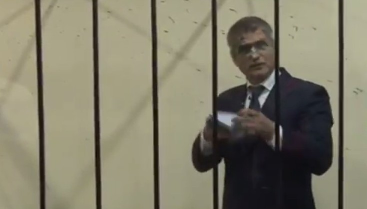 Экс-главу киевского управления СБУ облили зеленкой в суде (видео)