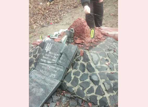В Ровенской области повредили памятную стелу Сашку Билому - 4 - изображение