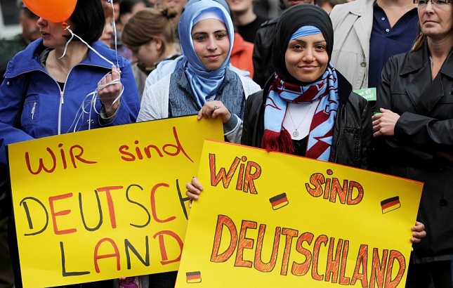 В Германии беженки обвинили охранников в домогательствах