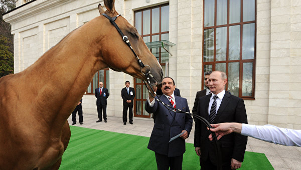 Путин подарил коня королю Бахрейна (фото)