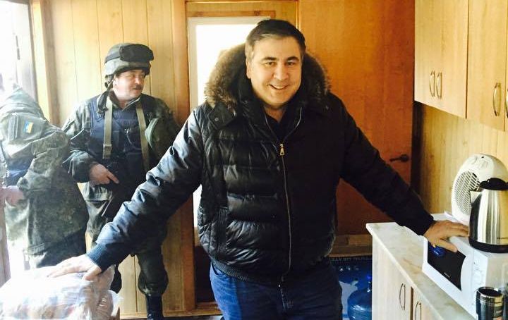 Саакашвили привез на блокпосты в Мариуполе специальные контейнеры