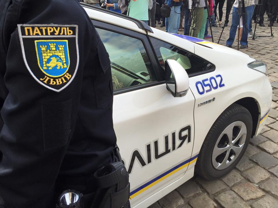 Львовская область: полиция со стрельбой задержала автомобиль (видео)