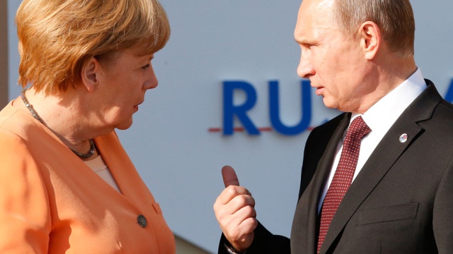 Путин обсудил с Меркель ситуацию в Донбассе