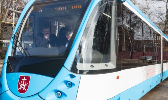 В Виннице Порошенко показали модернизированный трамвай