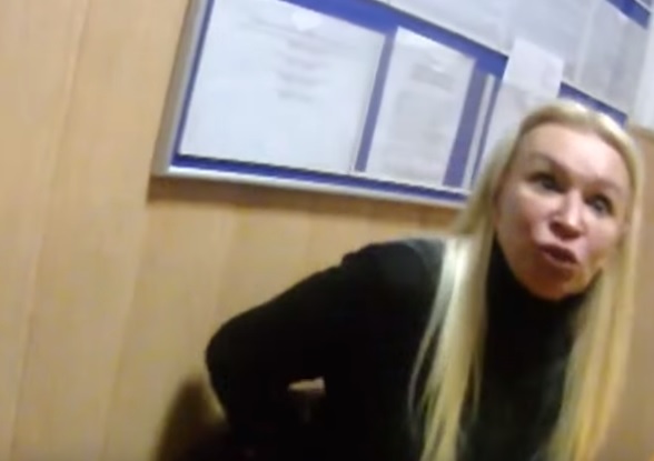 Киев: женщина устроила погром в отделении полиции (видео)