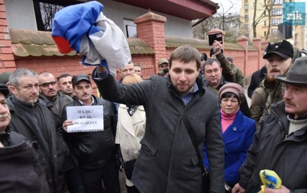 Полиция возбудила дело по факту надругательства над флагом РФ во Львове