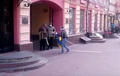 В центре Москвы сожгли флаг Украины (видео)