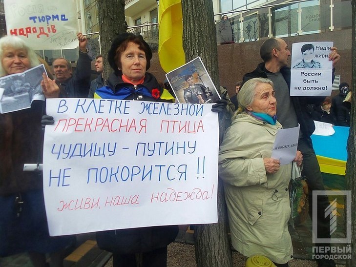 Одесса: митингующие забросали консульство РФ яйцами