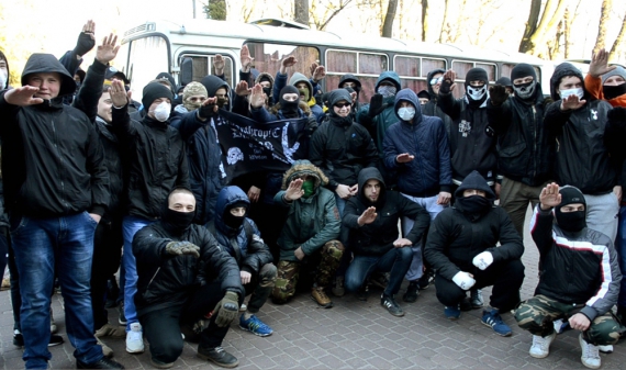 Во Львове полицию забросали камнями (видео)
