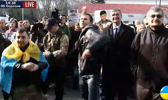 Киев: посольство РФ в Украине забросали яйцами (видео)