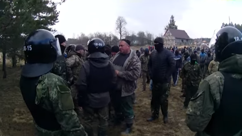 Опубликовано видео противостояния полицейских и копателей янтаря