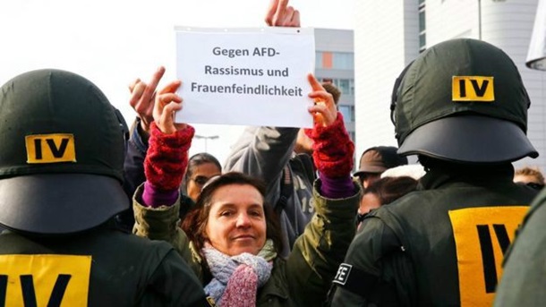 Германия: столкновения митингующих с полицией