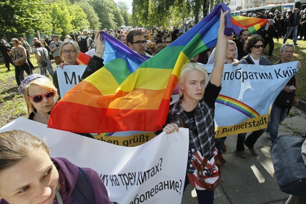 У стен Рады собрались сторонники и противники однополых браков
