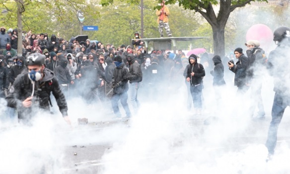 В Париже митингующих разогнали слезоточивым газом