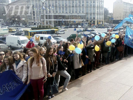 Видео: в Киеве студенты создали «Цепь объединения»