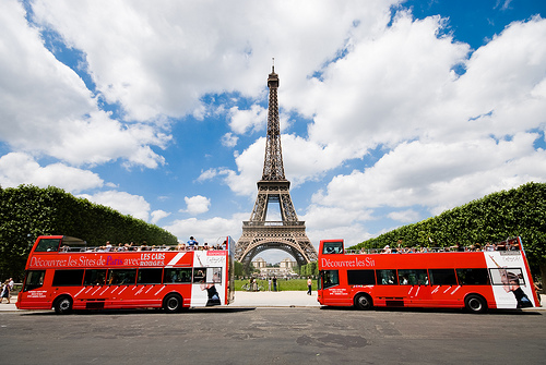 В Париже задержали туристический автобус с 34 украинцами