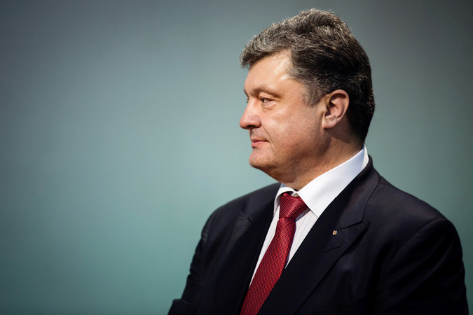Порошенко призвал не приуменьшать роль Украины в Победе