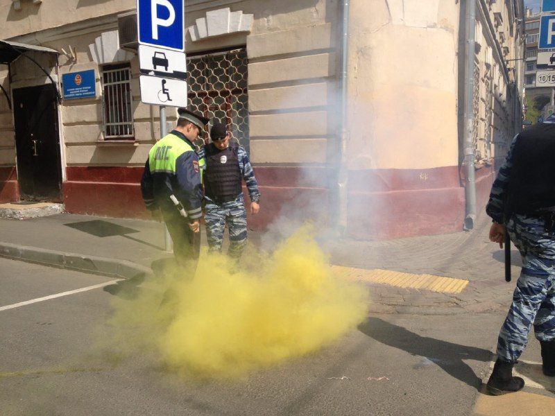 Украинское посольство в Москве забросали файерами