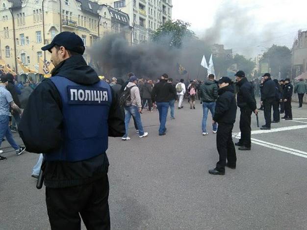 Полиция: Участники марша «Азова» жгли дымовые шашки и использовали пиротехнику