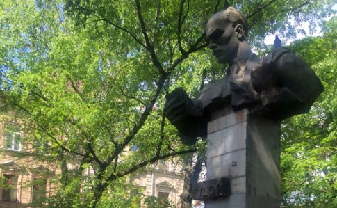 Во Львове пытались снести памятник советскому писателю