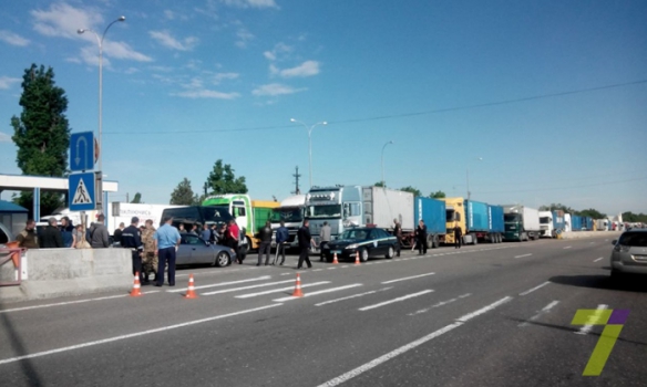 Дальнобойщики перекрыли трассу «Одесса-Киев»
