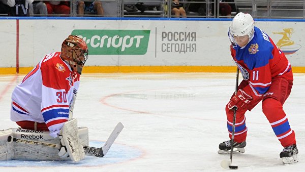Путин забросил шайбу в хоккейном матче