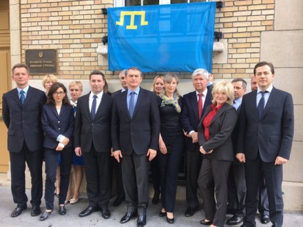 На здании посольства Украины во Франции повесили крымскотатарский флаг