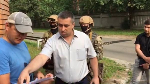 Видео: Ляшко общается с делегацией ГПУ, пришедшей обыскивать его соседей