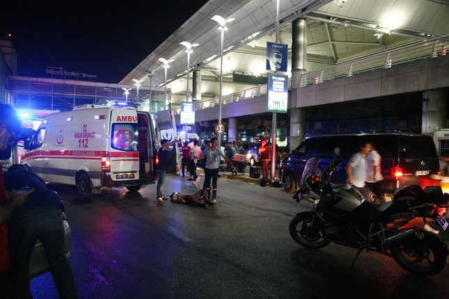 Турецкие власти заявили о 10 погибших в аэропорту Стамбула
