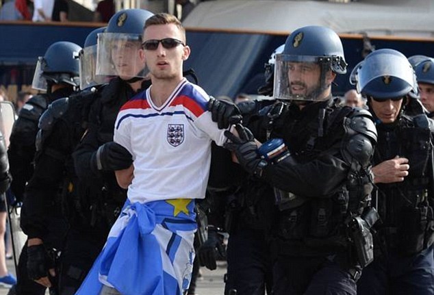 Два английских фаната получили тюремные сроки за участие в беспорядках