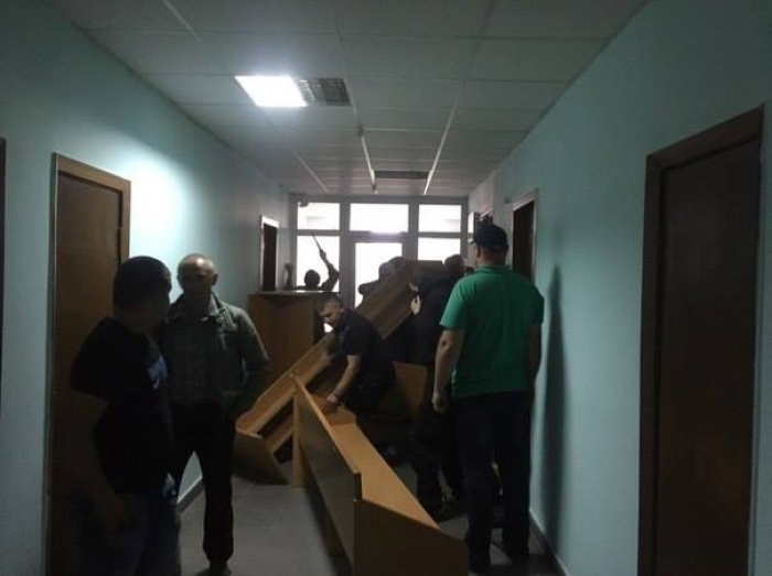 Дело 2 мая: Мефедова отпустили под домашний арест, в зале суда потасовки