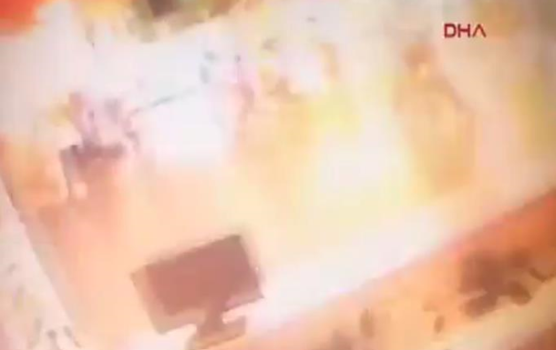 Обнародовано видео взрыва и суицида террориста в Стамбуле