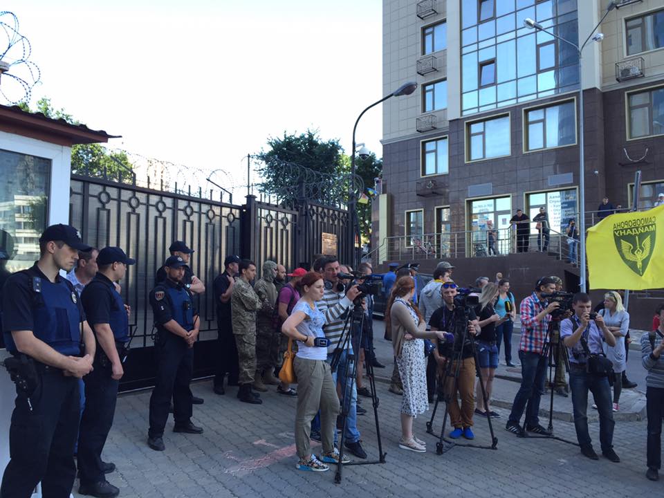 В Одессе заблокировали вход в российское консульство