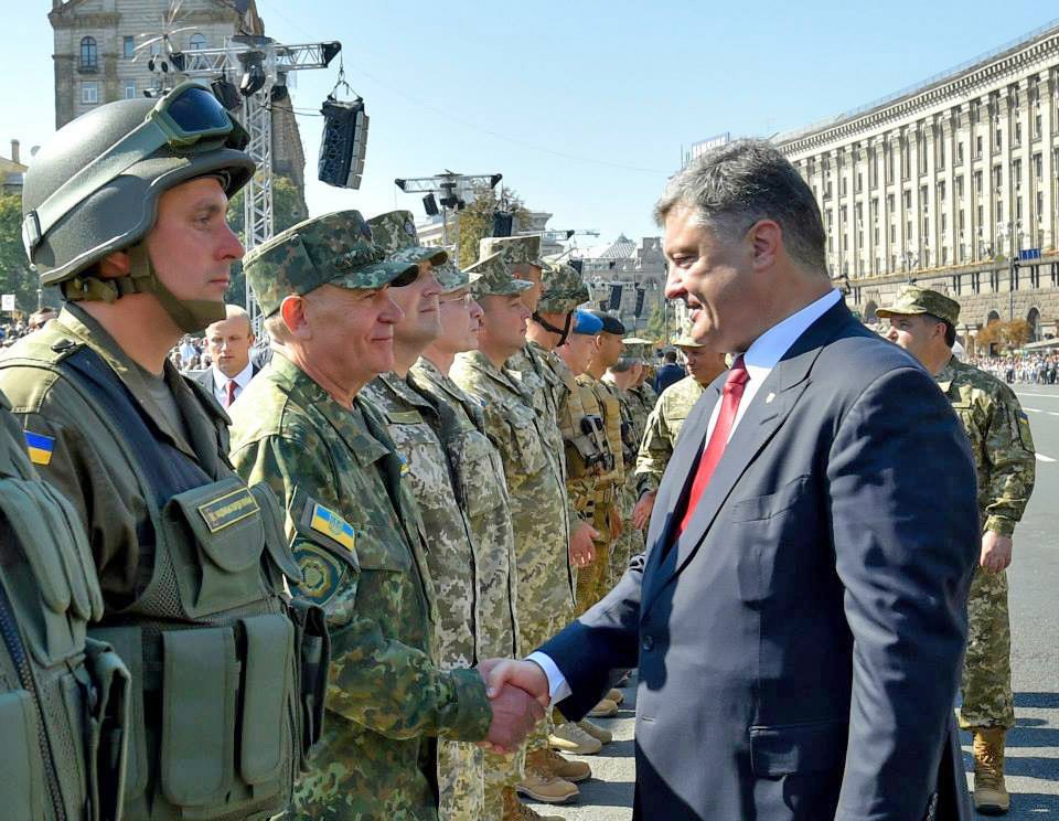 Порошенко поручил провести военный парад по случаю 25-летия независимости