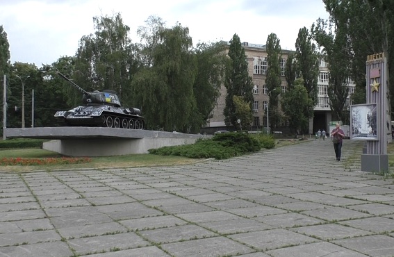 В Киеве пьяные супруги разрисовали памятник танкистам