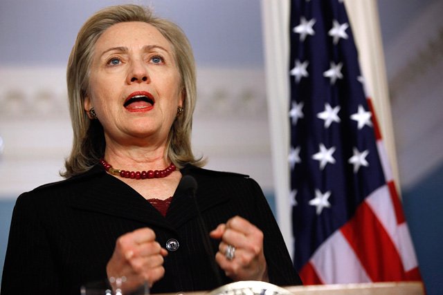 Клинтон обвинила во взломе серверов ее штаба российские спецслужбы