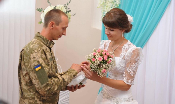 Минюст показал первых молодоженов, женившихся по новым правилам