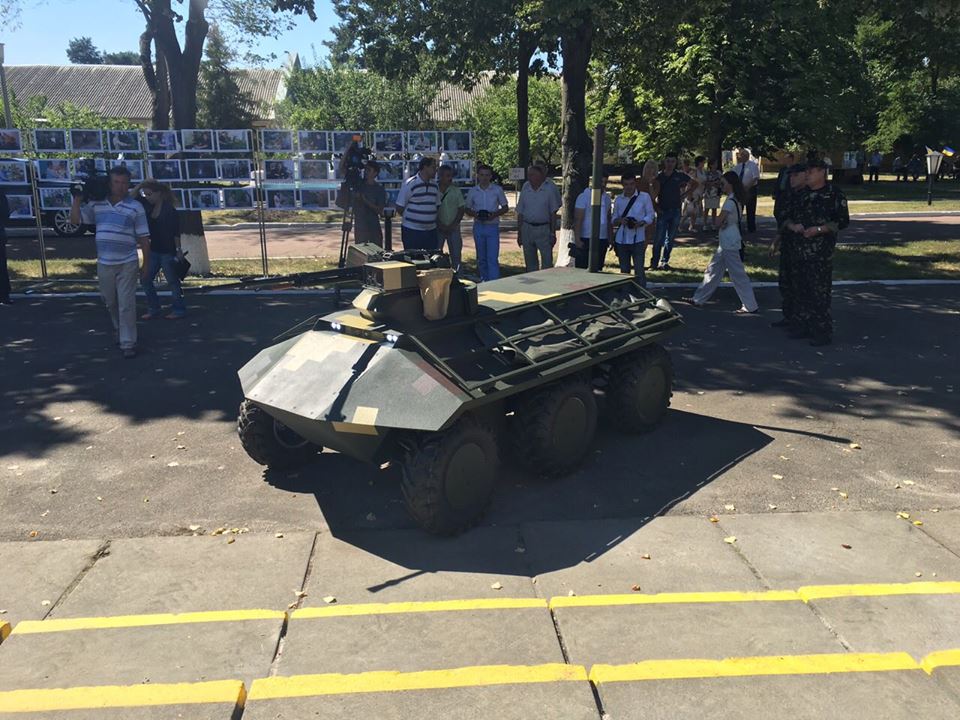 «Укроборонпром» представил беспилотный мини-БТР «Фантом»