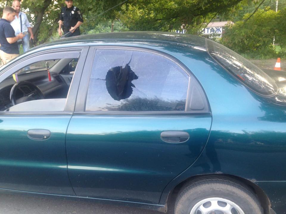 Харьков: Сидя в такси, мужчина в форме открыл стрельбу из автомата
